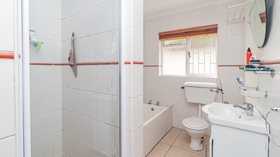 5 Bedroom Property for Sale in Sunnydale Western Cape